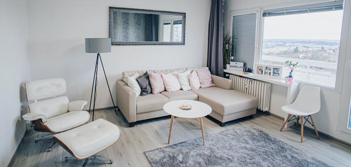 Panelákový obývák ve skandinávském stylu inspirace na krásnou pohovku